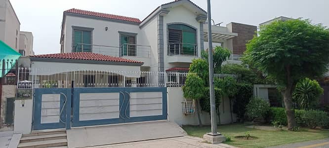 `10 MARLA 9 YEARS OLD HOUSE AVAILABLE FOR SALE IN DHA PH 6 BLOCK