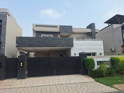 1 KANAL HOUSE AVAILABLE FOR RENT IN DHA PH 6 BLOCK D. . HOT LOCATION.