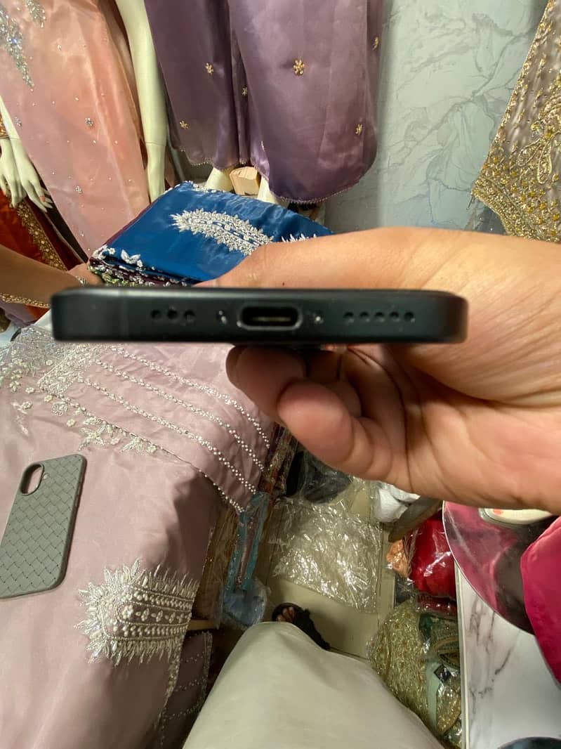 Apple iPhone 16 3