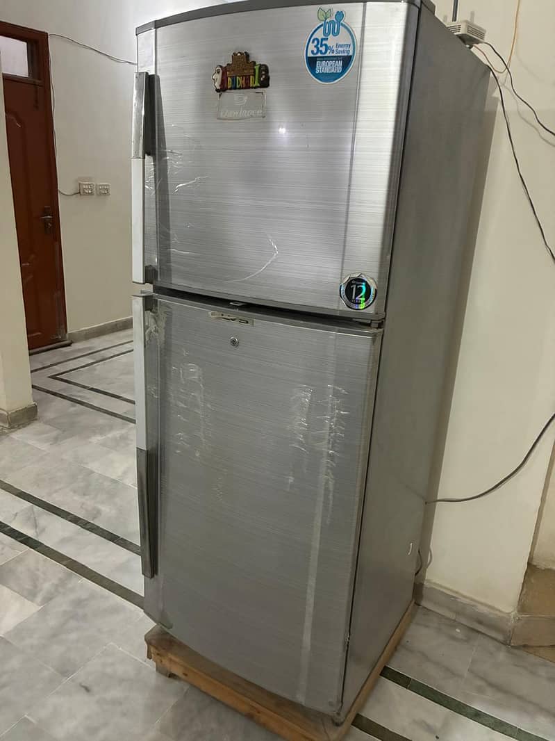dawlance medium size fridge 0