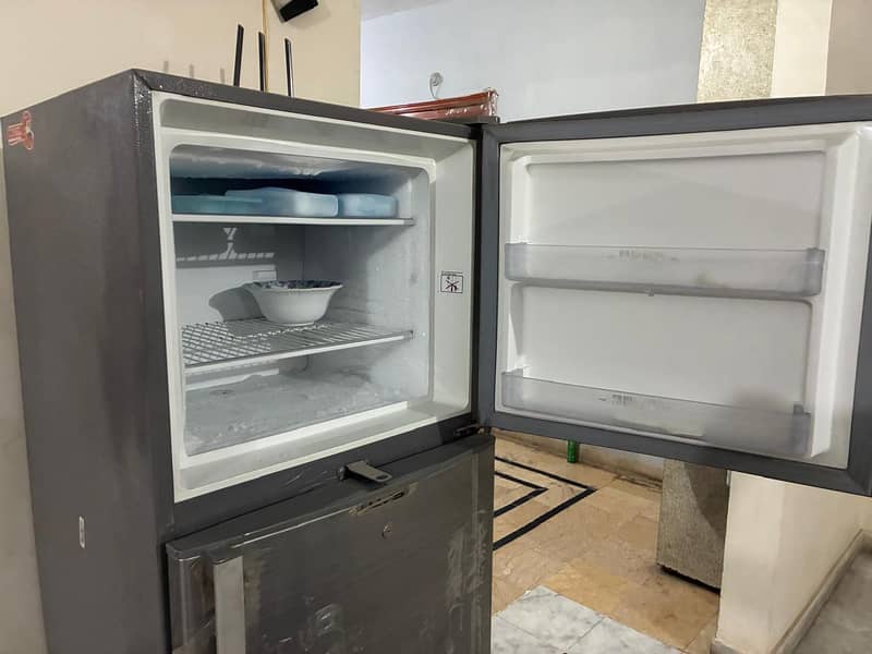 dawlance medium size fridge 3