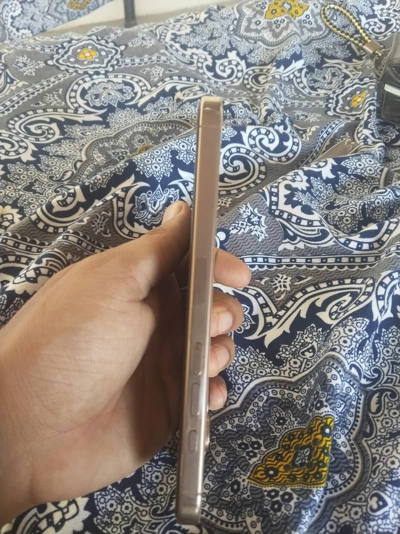 Apple iPhone 16 Pro Max 7