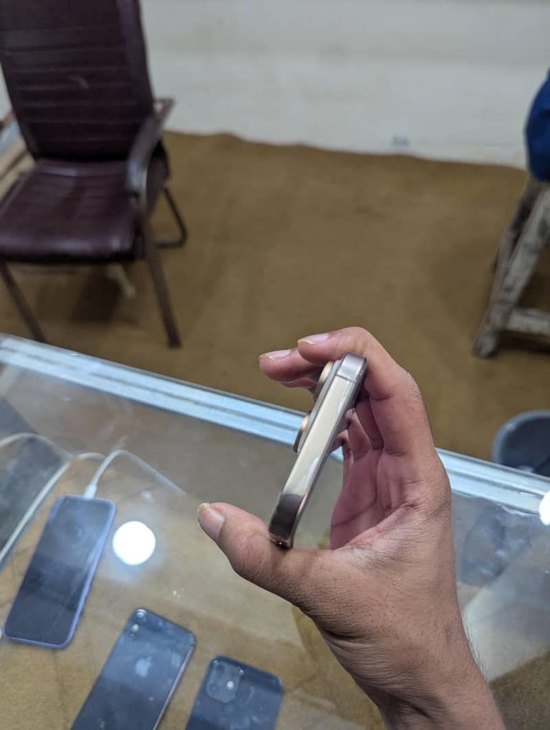 Apple iPhone 16 Pro 0