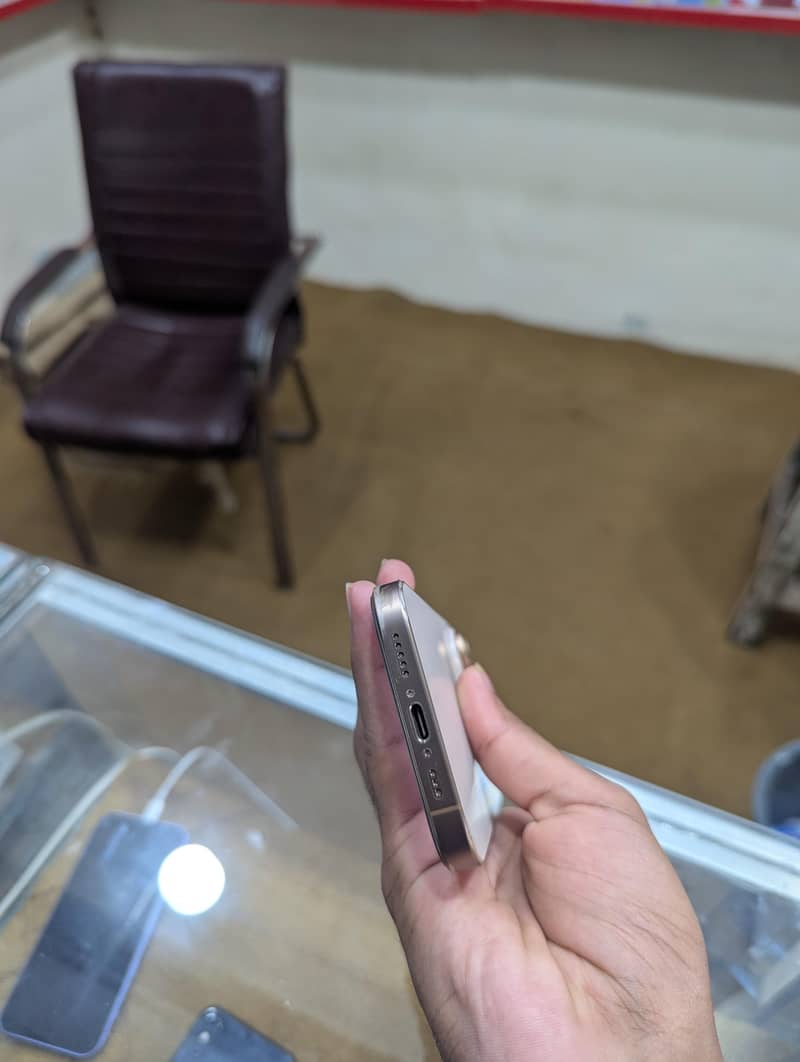 Apple iPhone 16 Pro 3