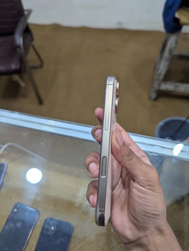 Apple iPhone 16 Pro 4