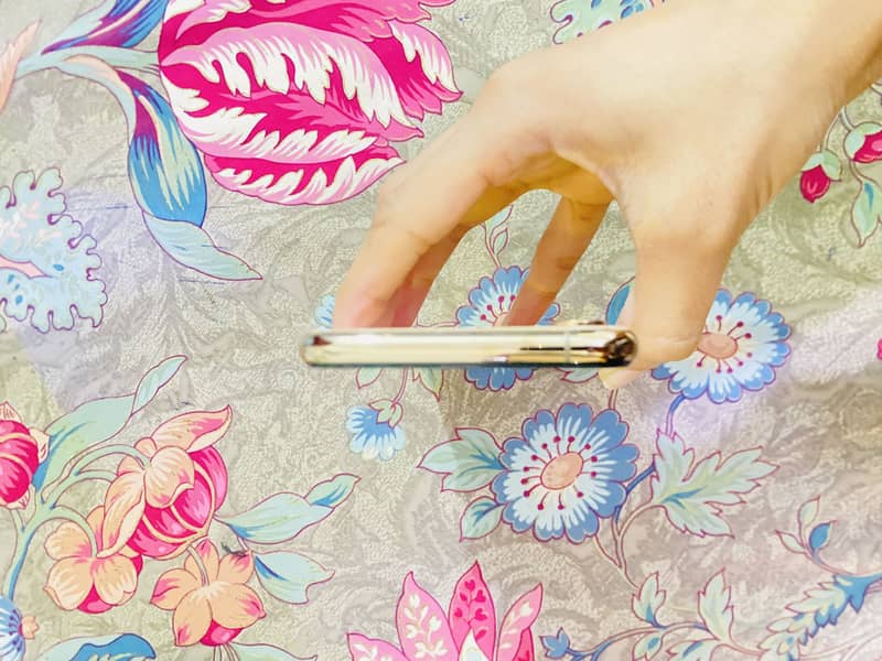 Apple iPhone XS 4