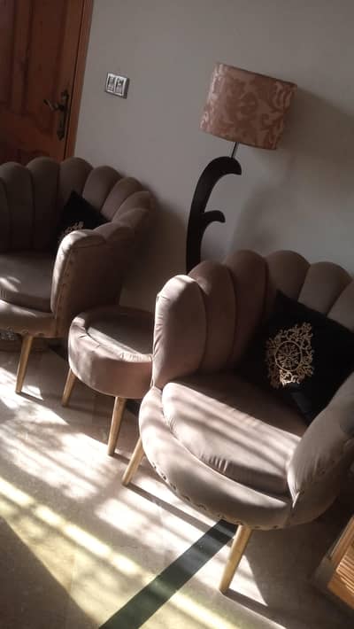 2 VELVET COFFEE CHAIRS WITH STOL | SHELL DESIGN 10/10 CONDATION |