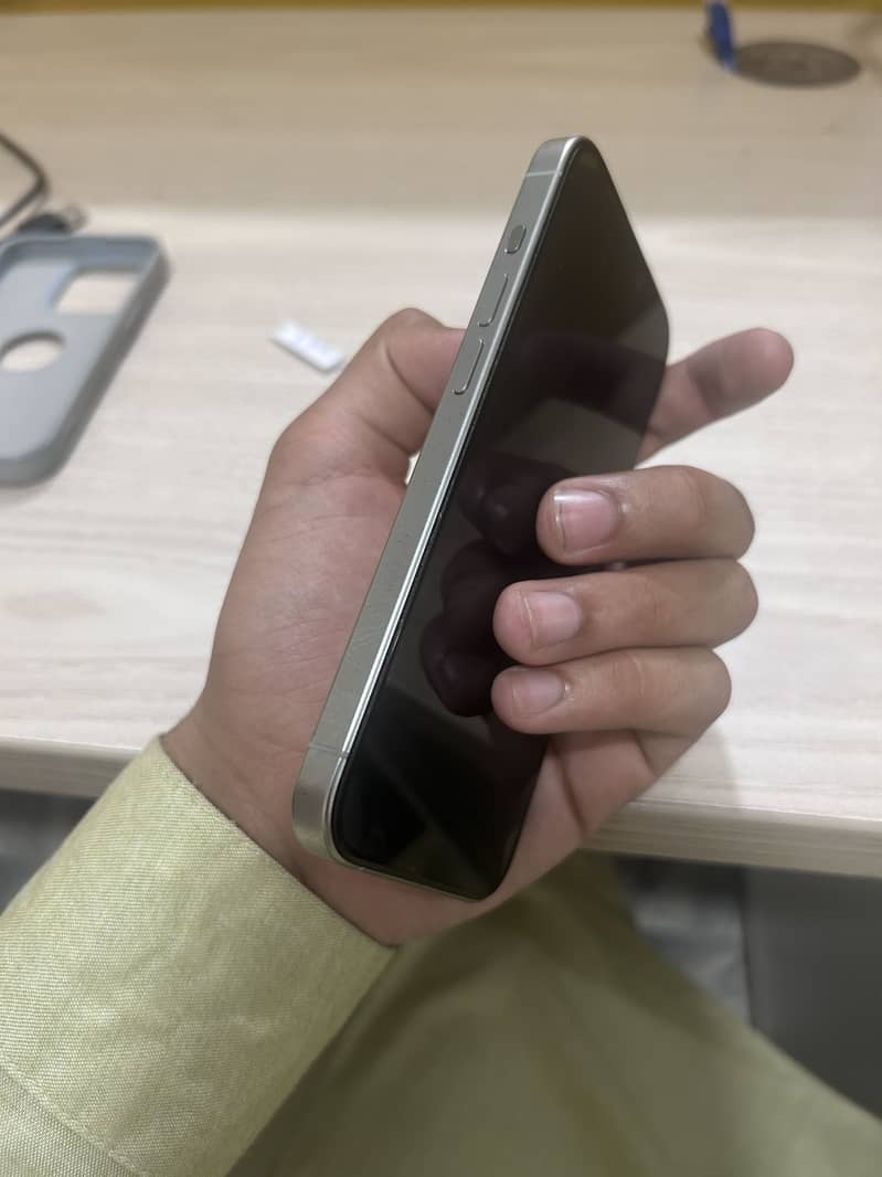 Apple iPhone 15 Pro 4