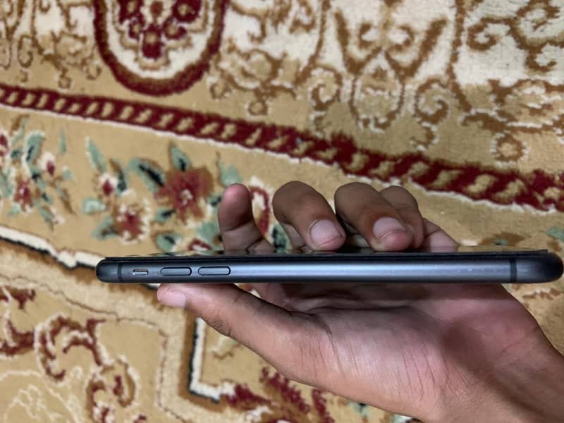 Apple iPhone 11 4