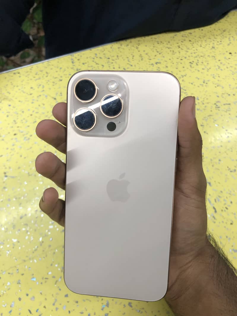 Apple iPhone 16 Pro Max jv 1