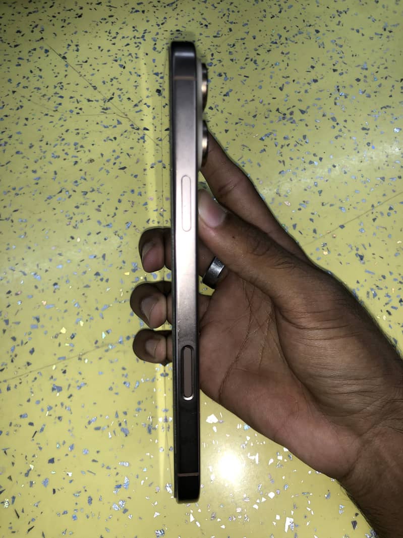 Apple iPhone 16 Pro Max jv 4