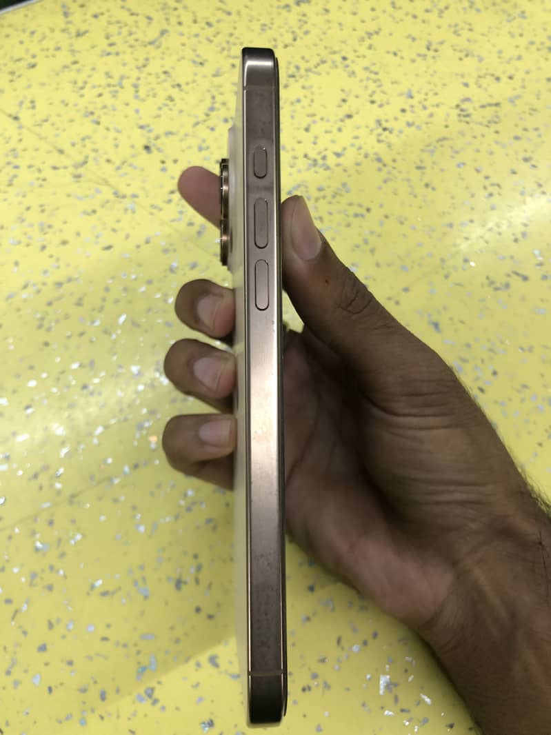 Apple iPhone 16 Pro Max jv 6