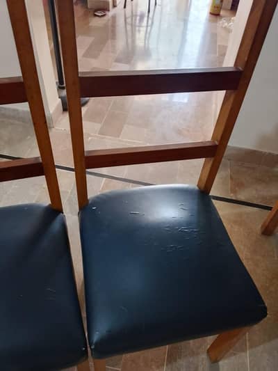 wooden dining table with 6chairs for urgent sale