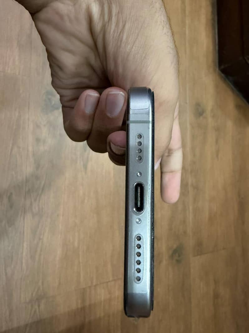 Apple iPhone 16 Pro Max 2