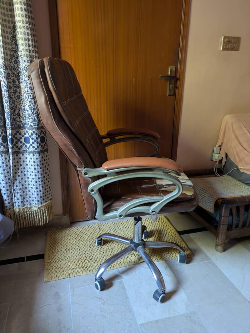 computer table and chair 4