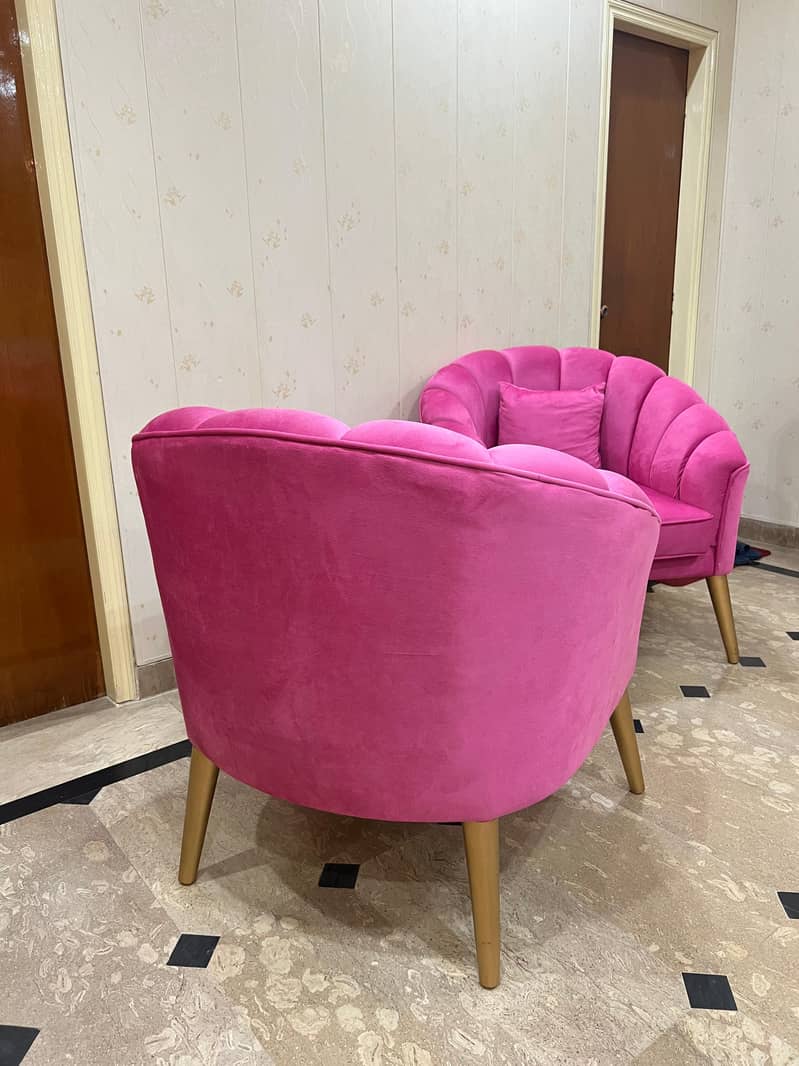 2 Sofa Chairs With Coffee Table 5