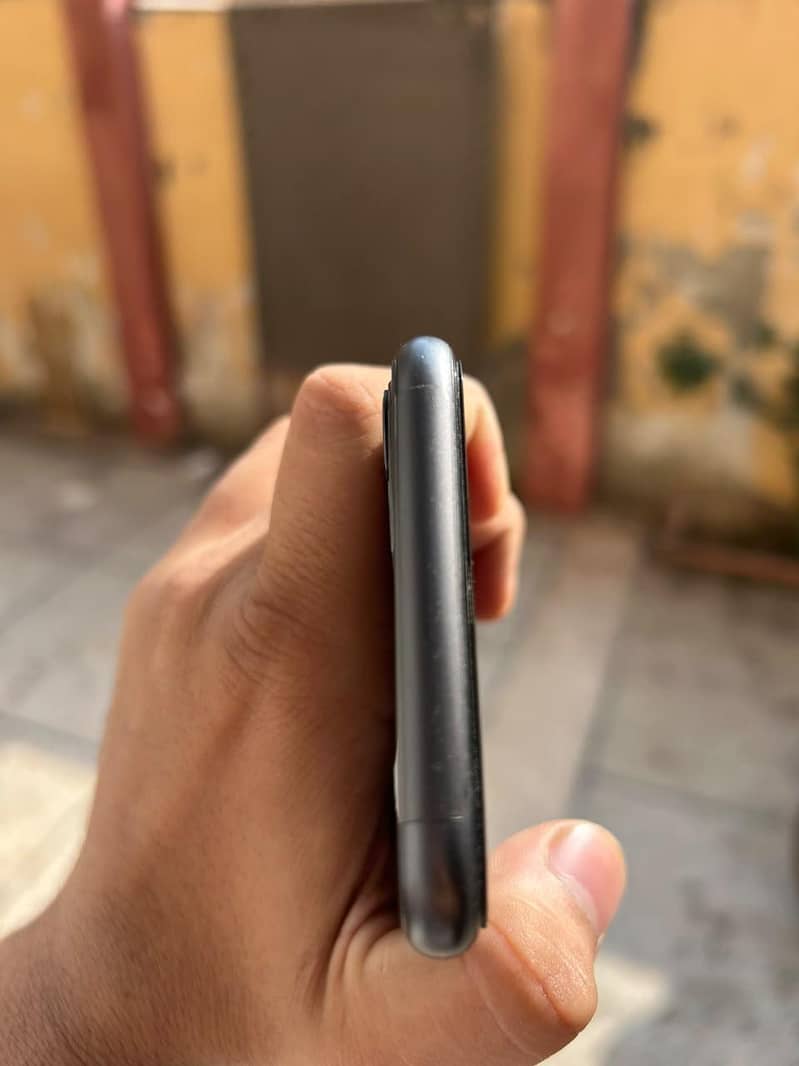 Apple iPhone 11 4