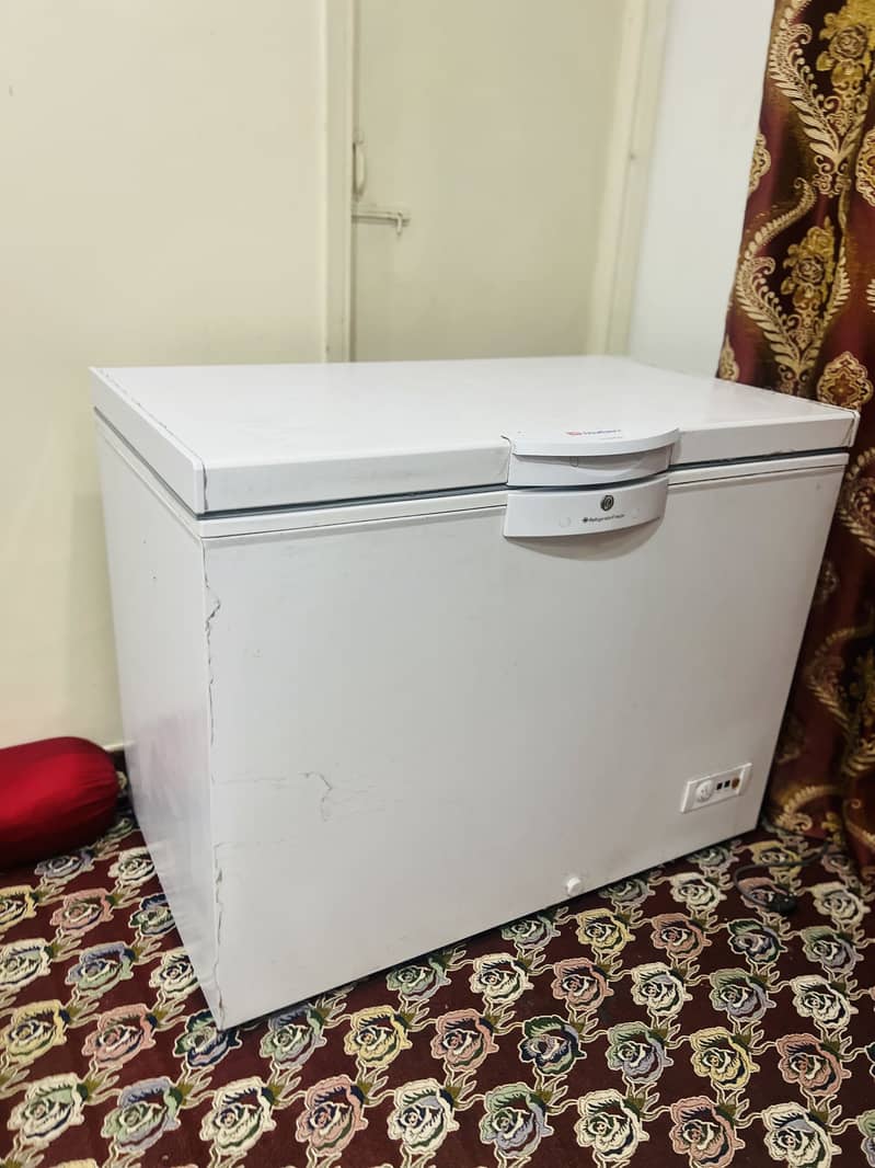 Dawlance Inverter Deep Freezer with Keys 1