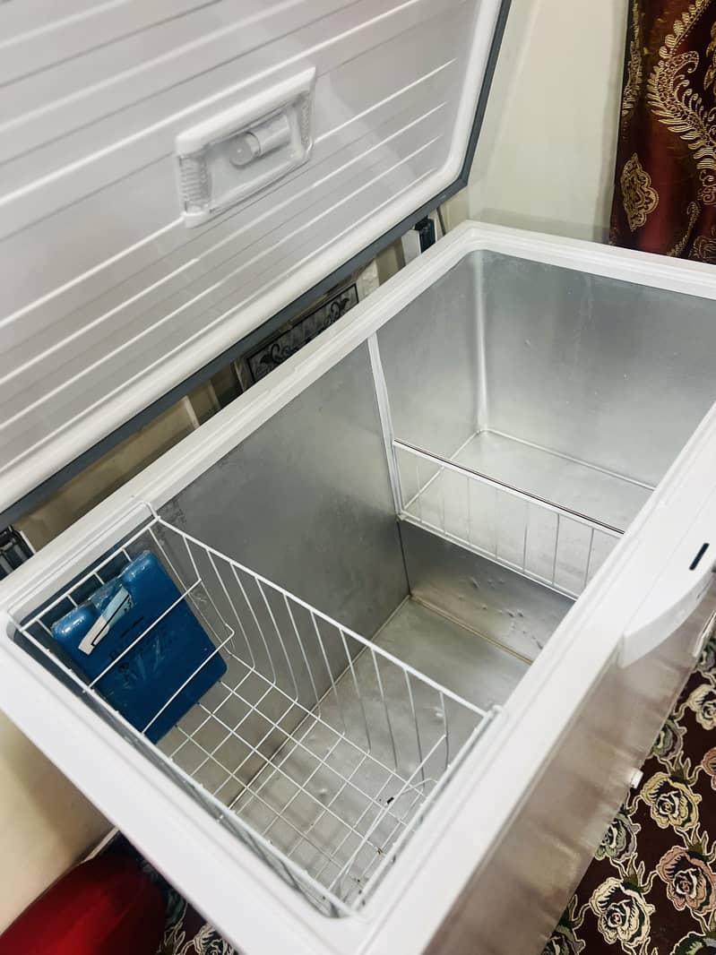 Dawlance Inverter Deep Freezer with Keys 3