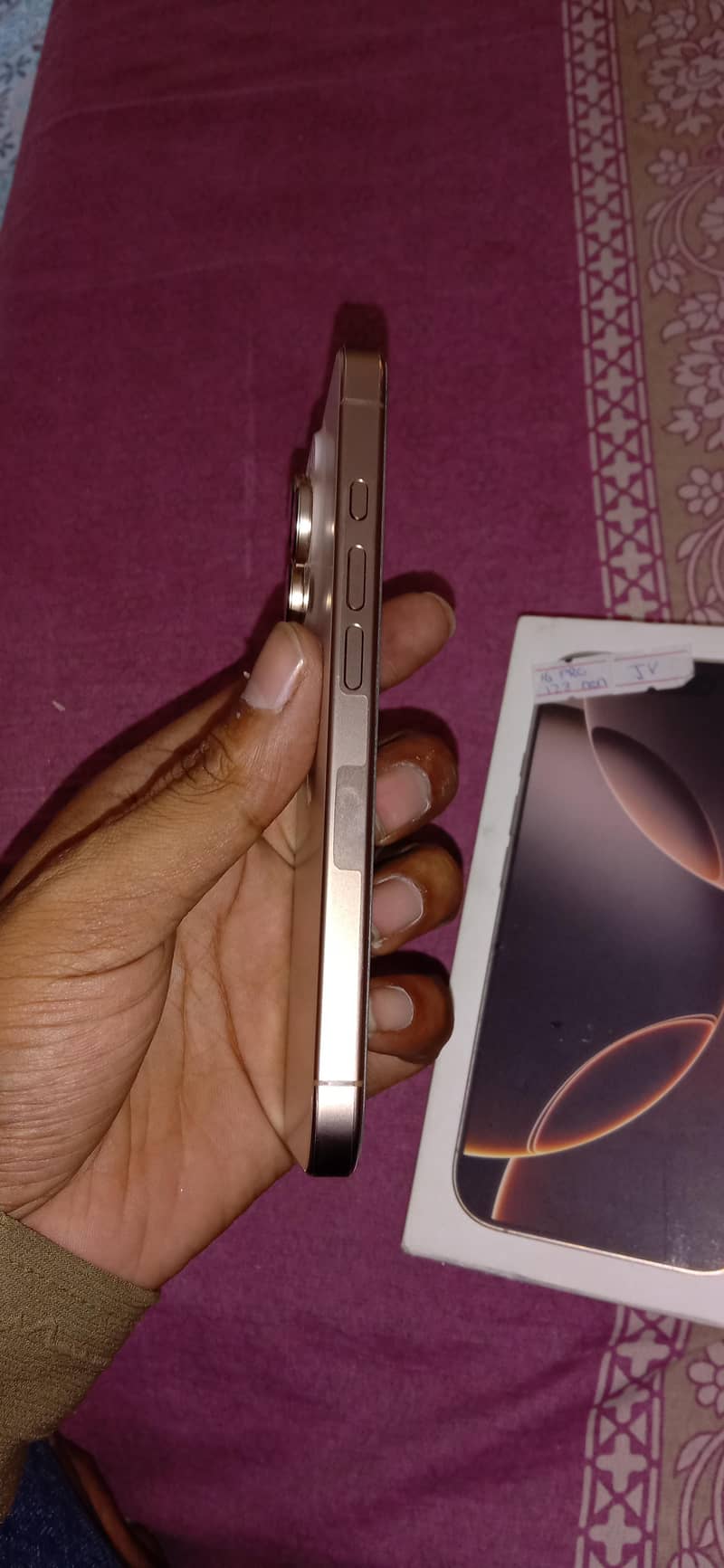 Apple iPhone 16 Pro box 2