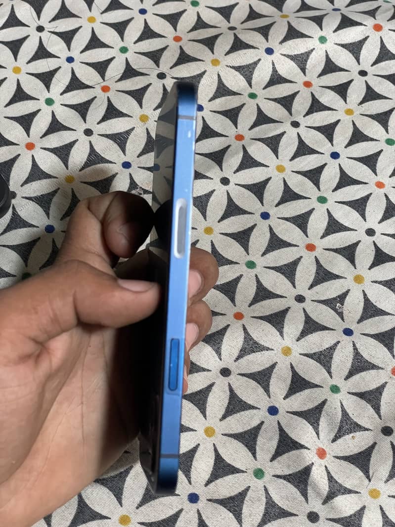 Apple iPhone 12 4