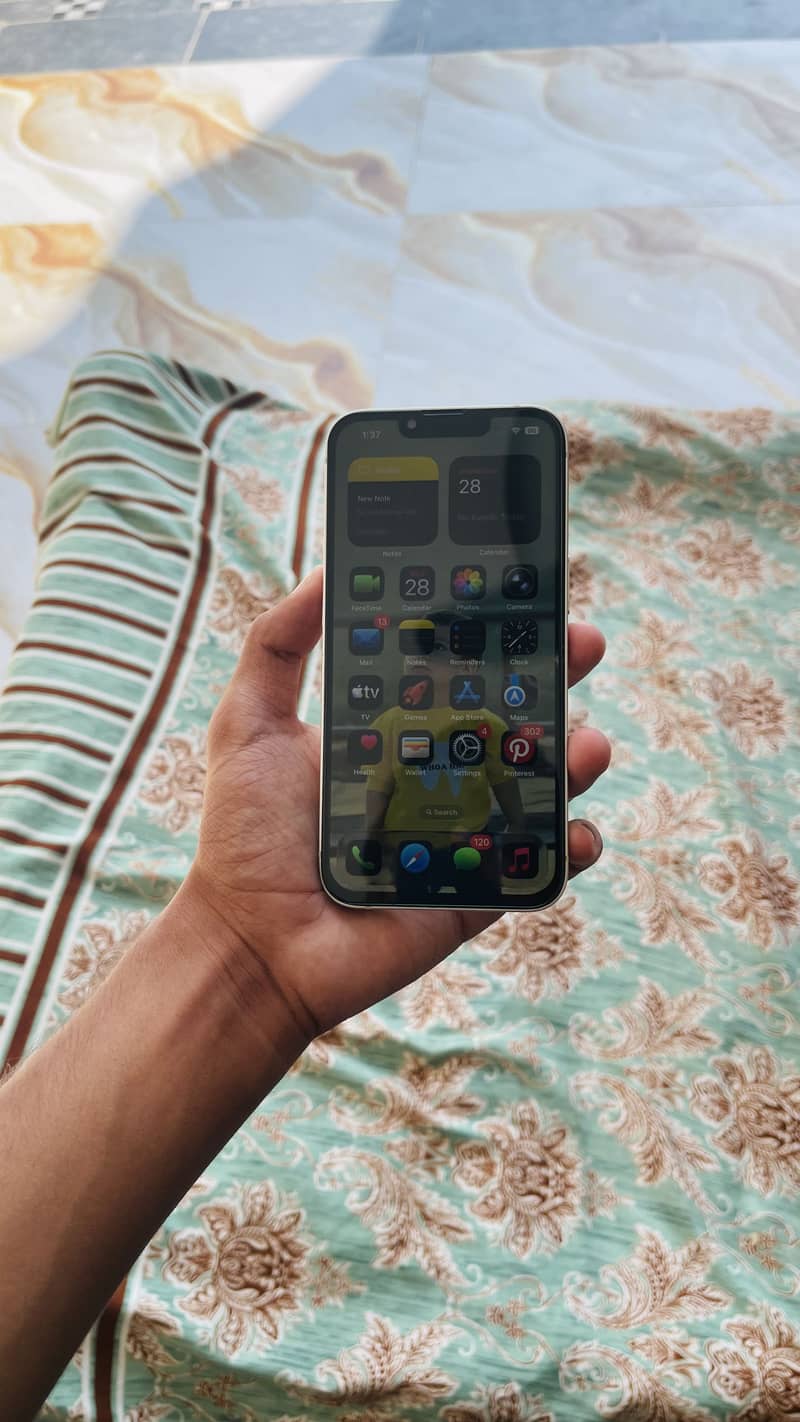 Apple iPhone 13 5