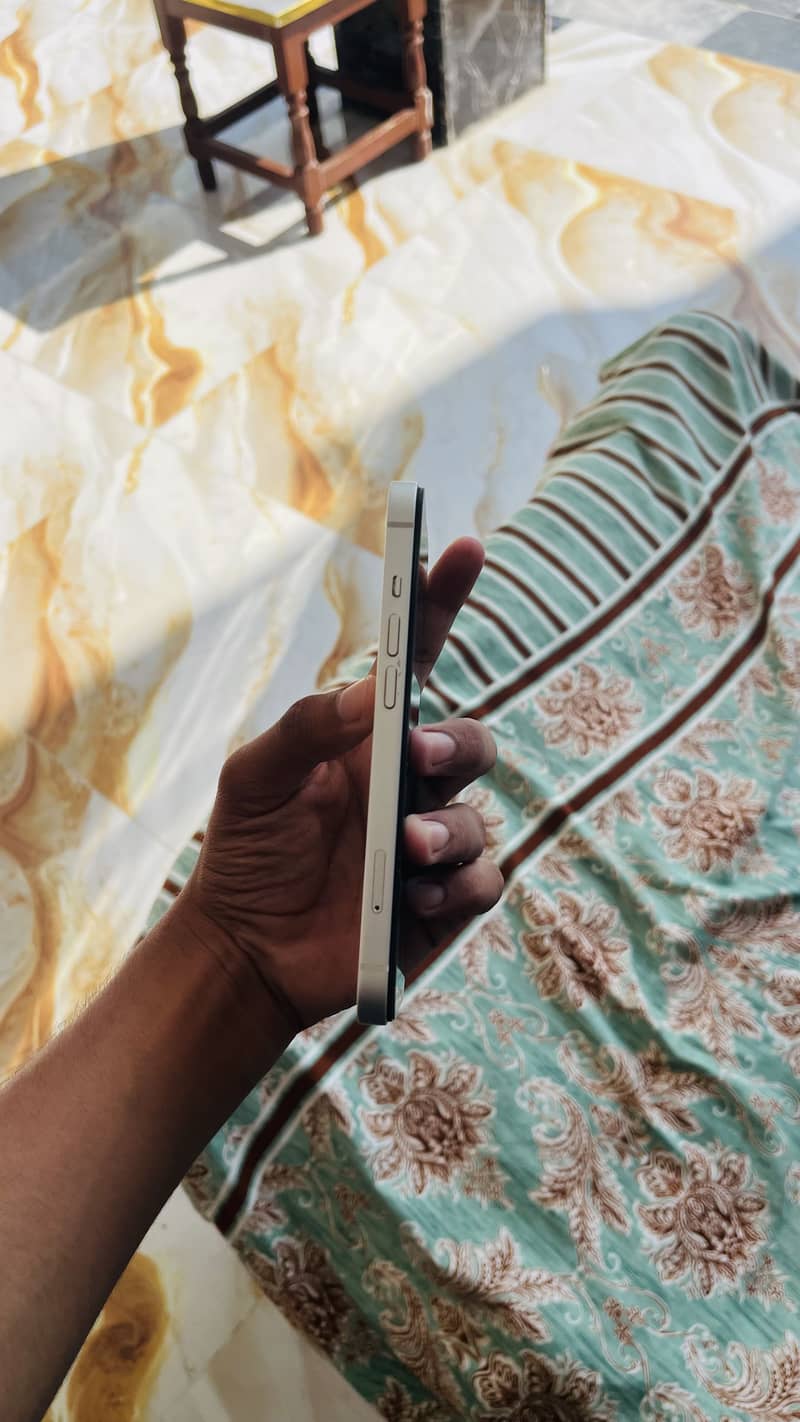 Apple iPhone 13 8