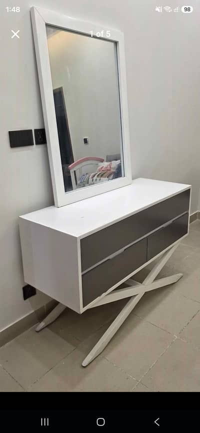 Dressing Table and Mirror (ChenOne)