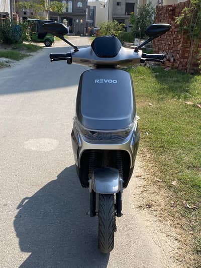 Revoo A11 Lithium battery in good condition electric scooty