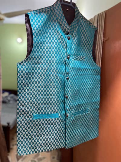men wescoat new only 1 time used 10/10 condition LARGE SIZE . .