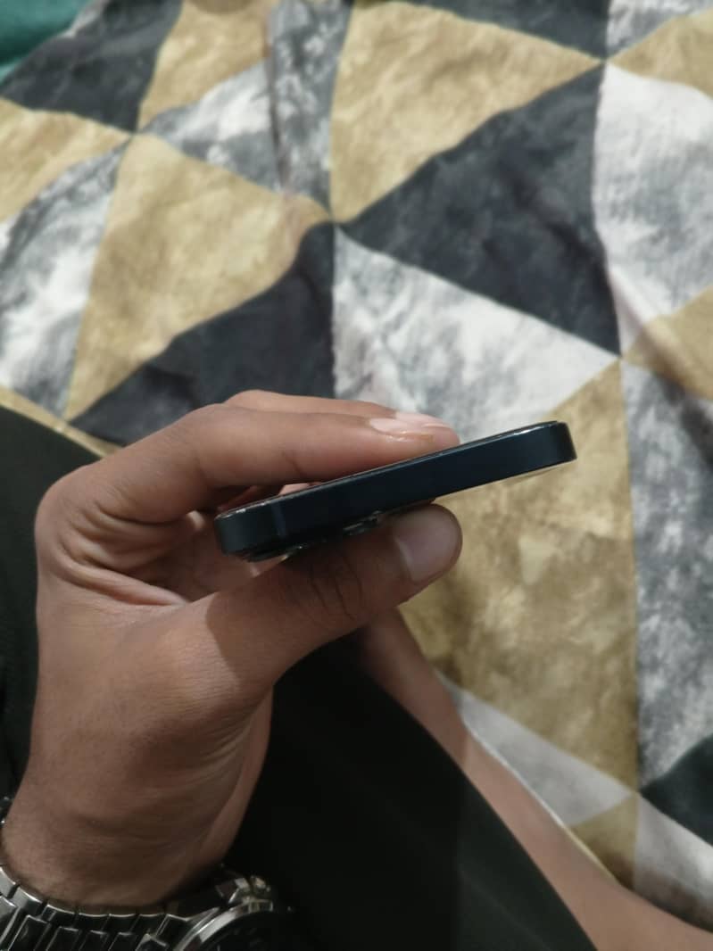 Apple iPhone 13 4