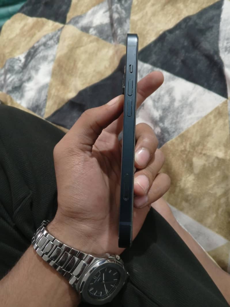 Apple iPhone 13 5