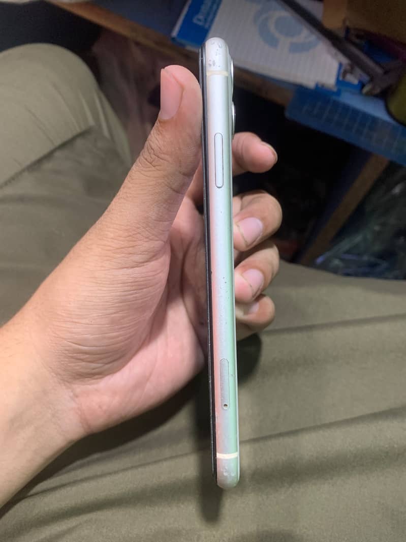Apple iPhone 11 3