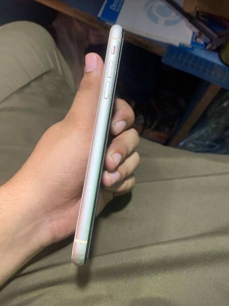 Apple iPhone 11 4