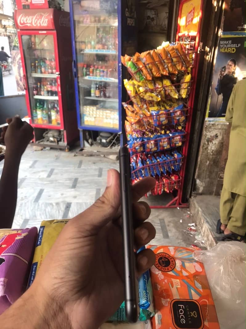 Apple iPhone 11 3