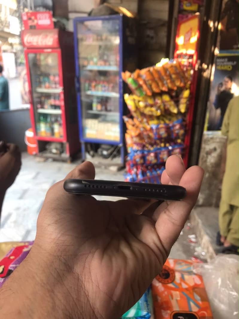 Apple iPhone 11 4