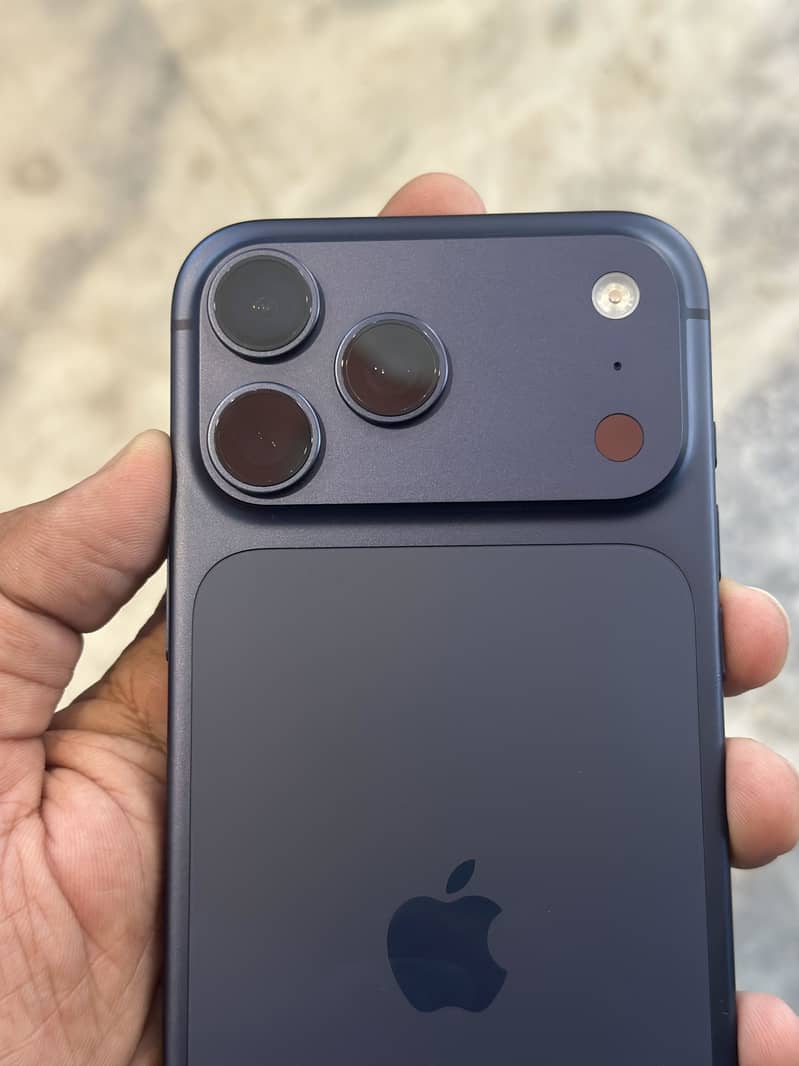 Apple iPhone 17 Pro Max 1