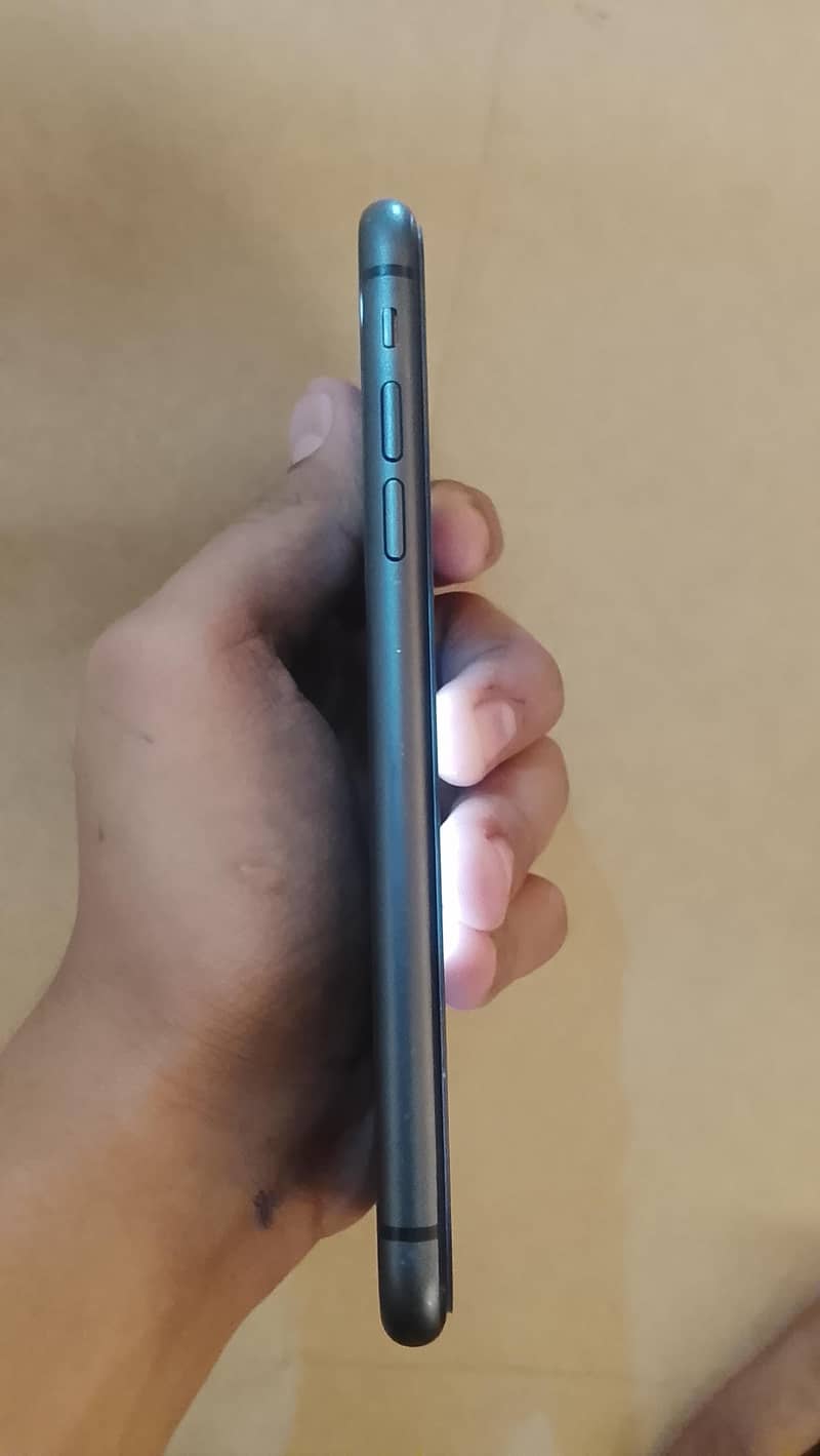Apple iPhone 11 4