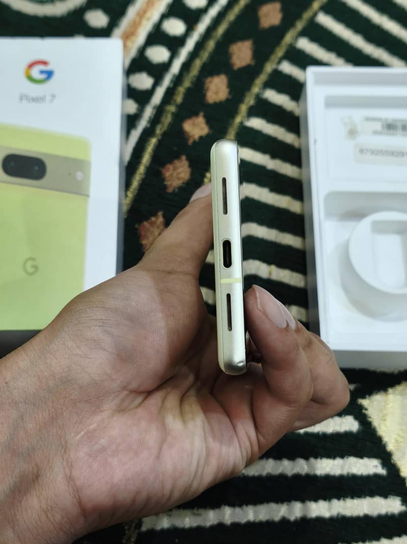 Google Pixel 7 4