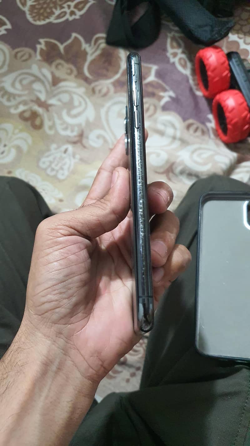 Apple iPhone 11 Pro Max 2