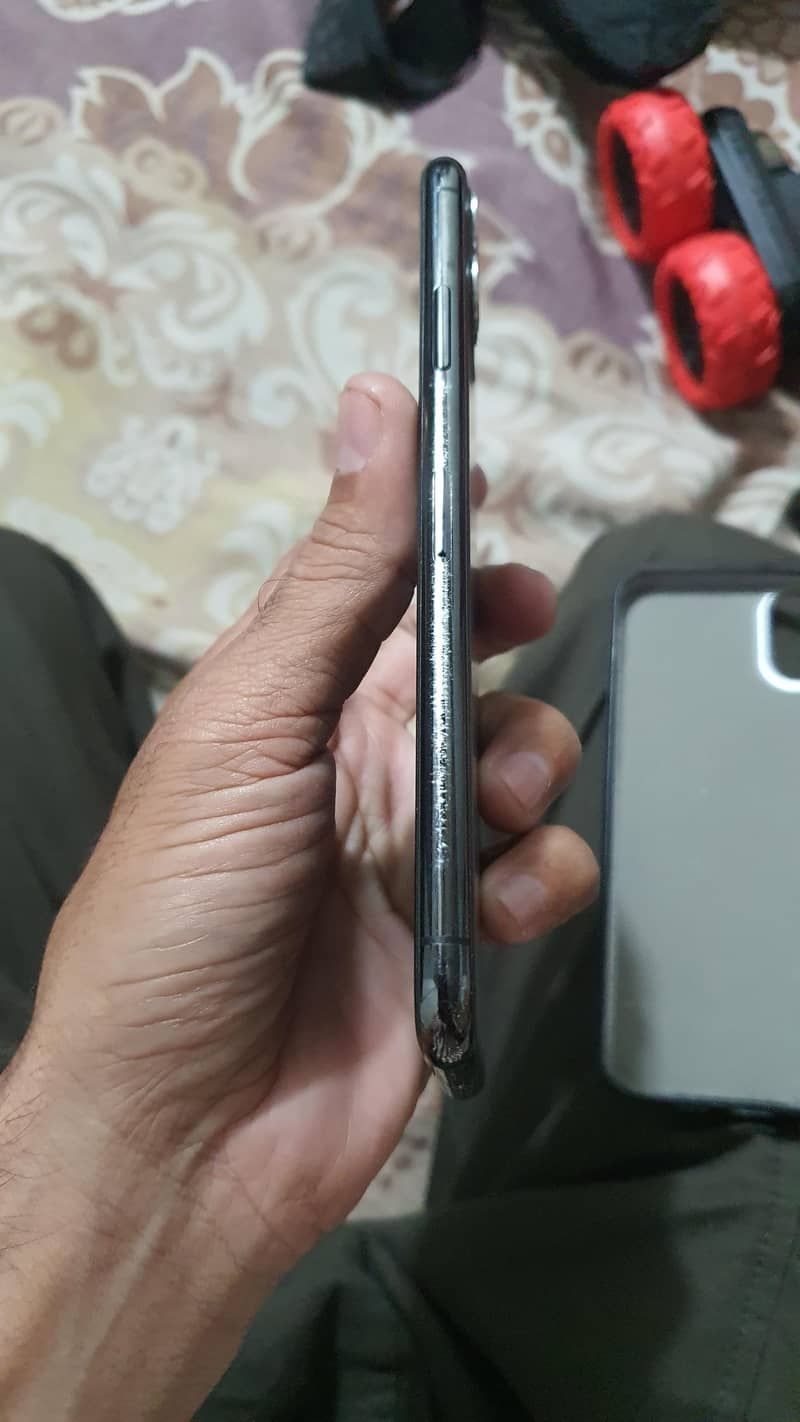 Apple iPhone 11 Pro Max 4