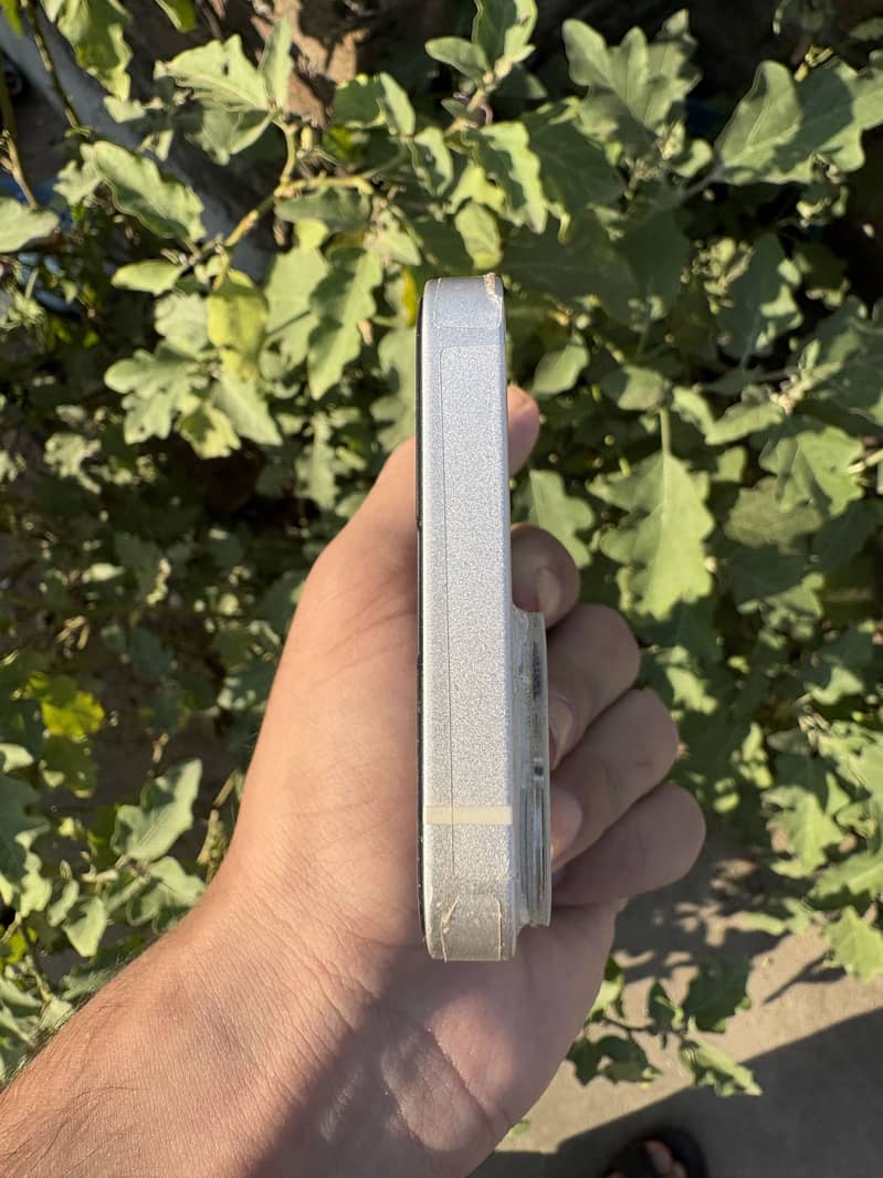 Apple iPhone 13 mini 4