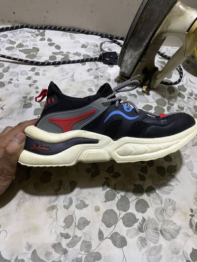 Sports shoes