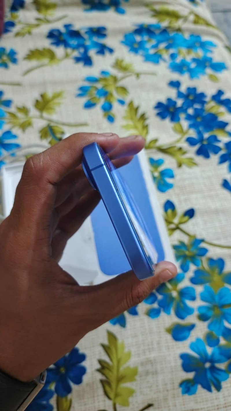 Apple iPhone 16 4