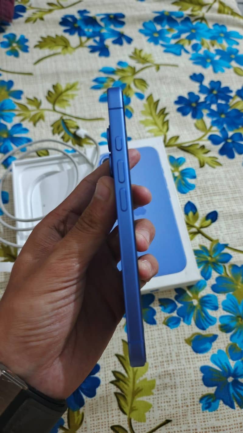 Apple iPhone 16 6