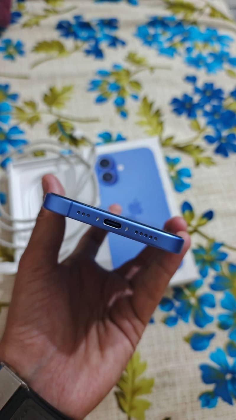 Apple iPhone 16 8