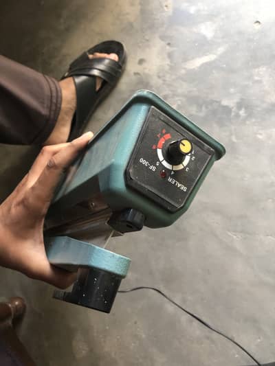 Shopper sealer machine