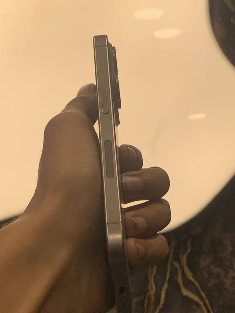 Apple iPhone 15 Pro 4