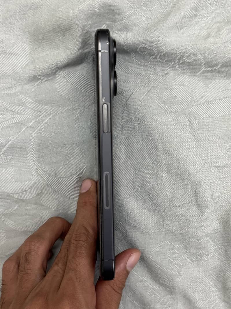 Apple iPhone 15 Pro Max 2