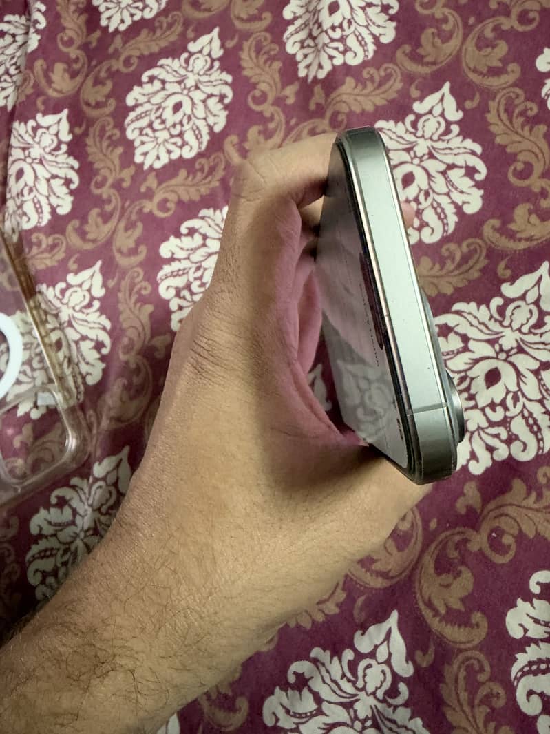 Apple iPhone 15 Pro Max 2